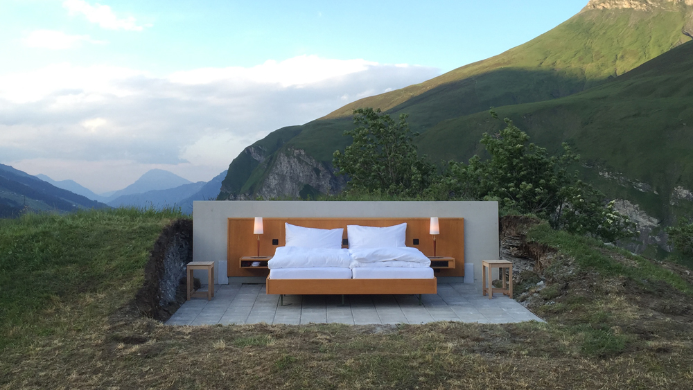 スイスにオープンした「壁も天井もないホテル」。 一泊約2万円から