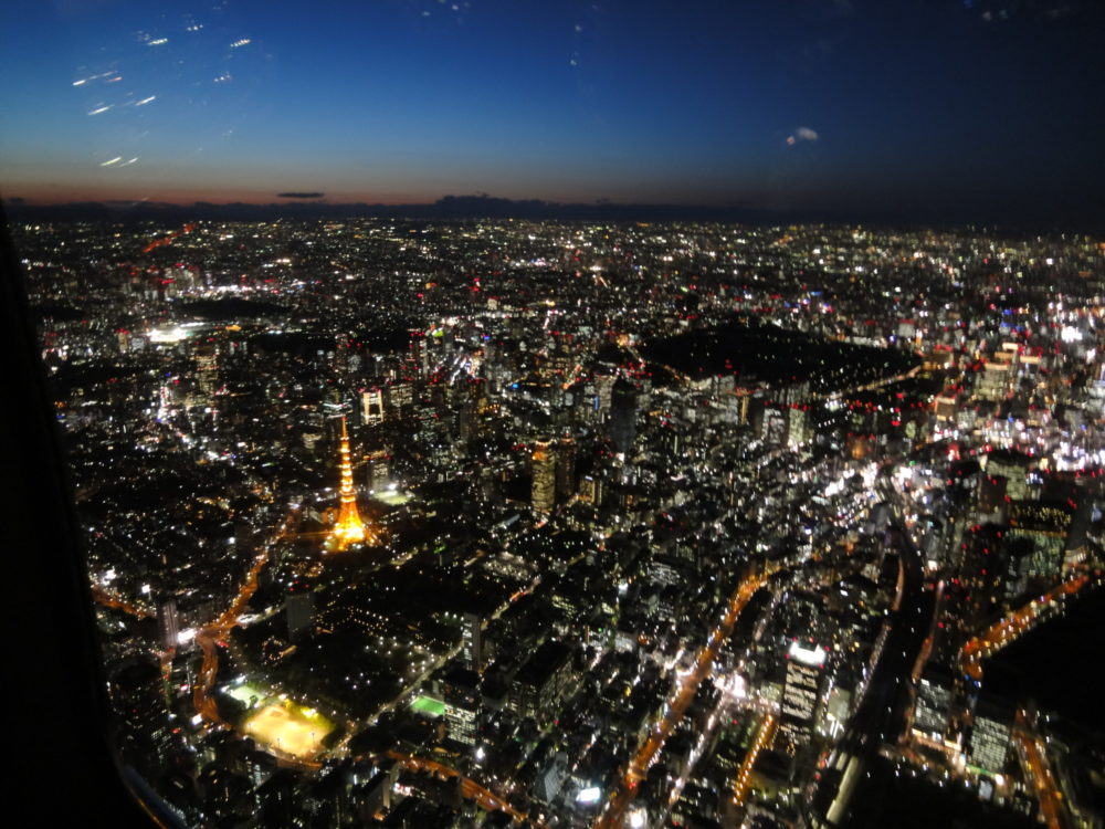 ヘリコプターから空撮した東京の夜景