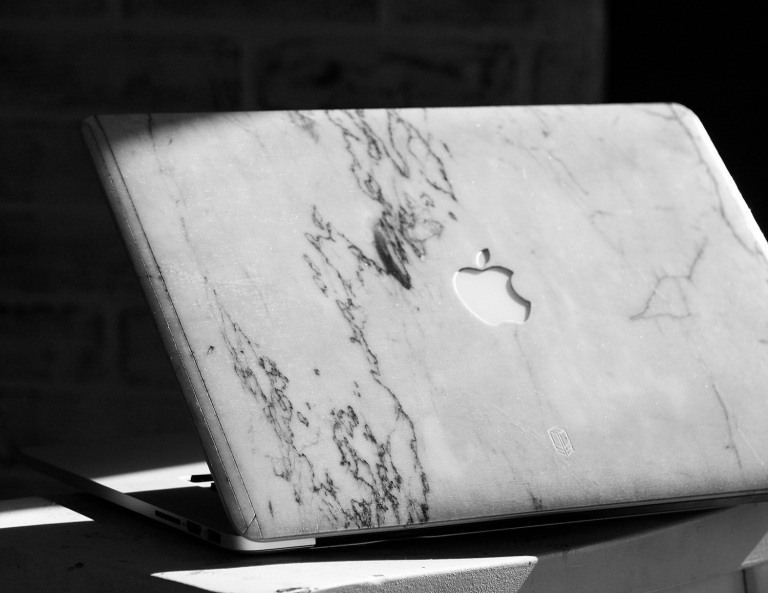 Macbookを極限までオシャレにしたい方。イタリア産大理石のカバーがありますよ。 | DAYSE