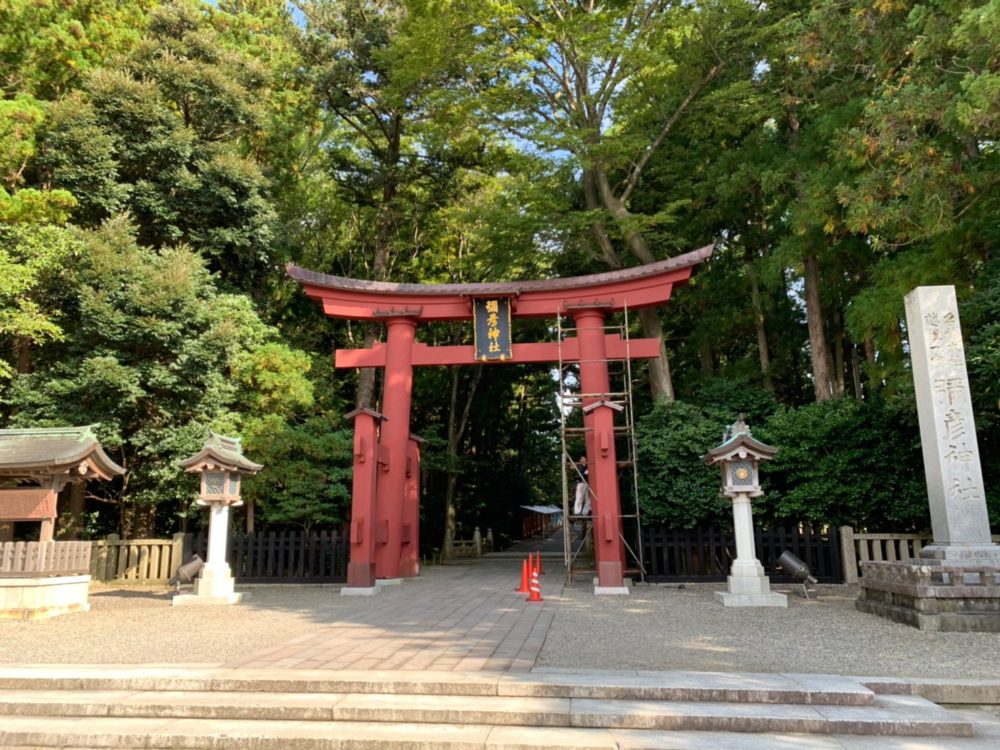 弥彦神社一の鳥居です